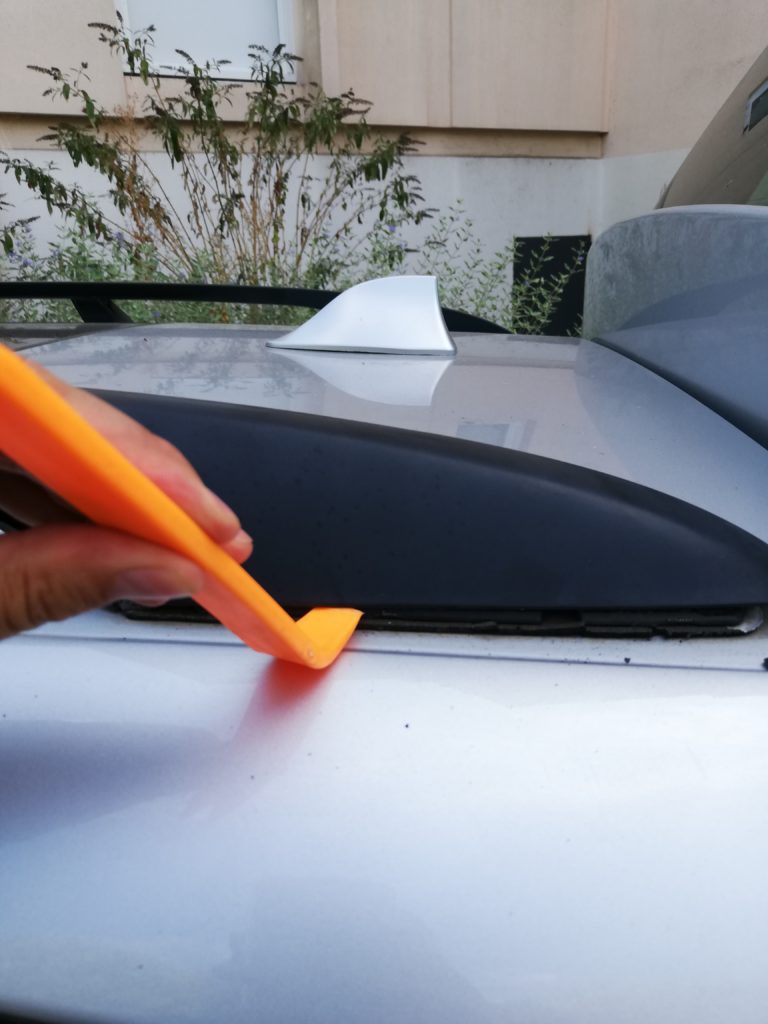 Retirer les caches plastiques des barres de toit | Changement des joints de barre de toit VW Touran, Golf break