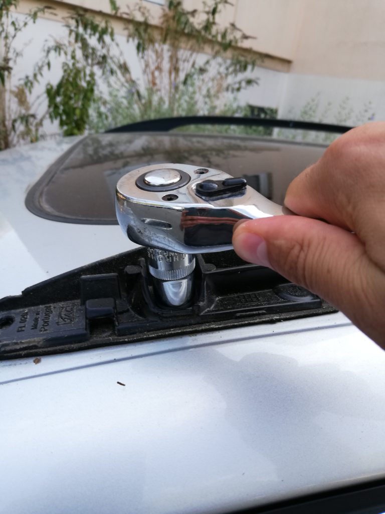 Dévisser les vis de fixation | Changement des joints de barre de toit VW Touran, Golf break