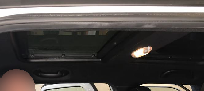 Remontage des 3 vis de la vitre arrière | Changer le store de toit ouvrant avant et arrière de la BMW MINI COOPER