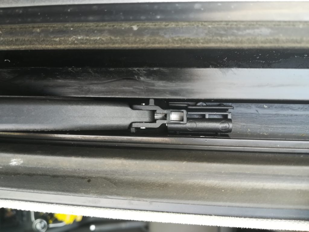 Démontage partie plastique | Réparer son déflecteur d'air de toit ouvrant VW Audi